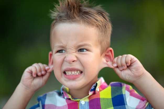 Un enfant grimaçant, drôle de visage idiot