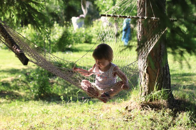 Enfant en hamac sur la nature