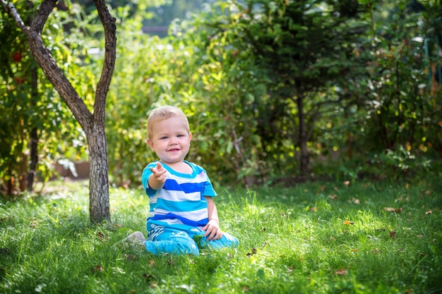 Enfant sur l'herbe sous l'arbre