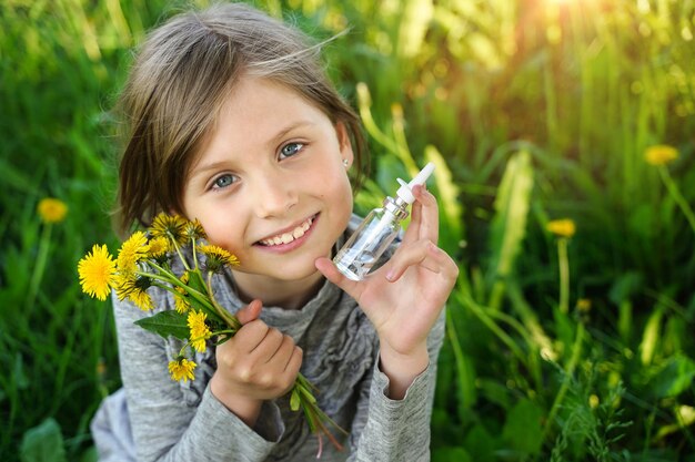 Une enfant heureuse s'est débarrassée des allergies avec un spray nasal Profitant de la nature sans symptômes d'allergie au pollen