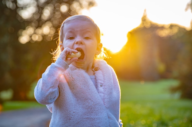 Enfant heureux aime jouer dans le parc