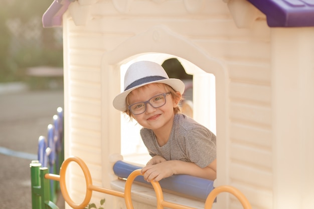 Un enfant heureux sur l'aire de jeux en été