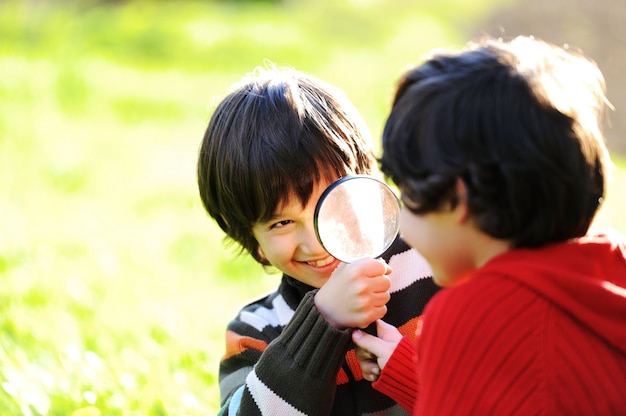 Enfant heureux, appréciant ensoleillé fin d&#39;été et journée d&#39;automne dans la nature sur l&#39;herbe verte