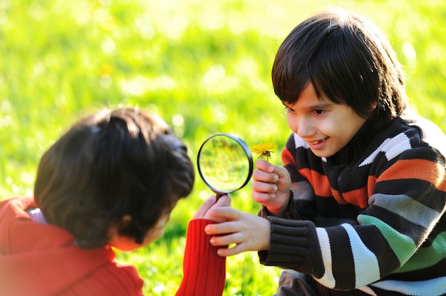 Enfant heureux, appréciant ensoleillé fin d&#39;été et journée d&#39;automne dans la nature sur l&#39;herbe verte