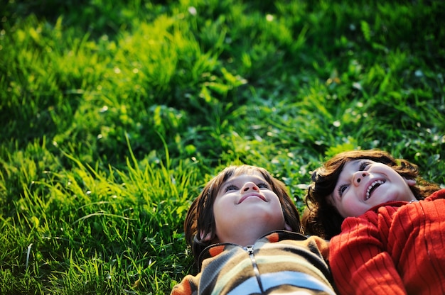 Enfant heureux, appréciant ensoleillé fin d&#39;été et journée d&#39;automne dans la nature sur l&#39;herbe verte