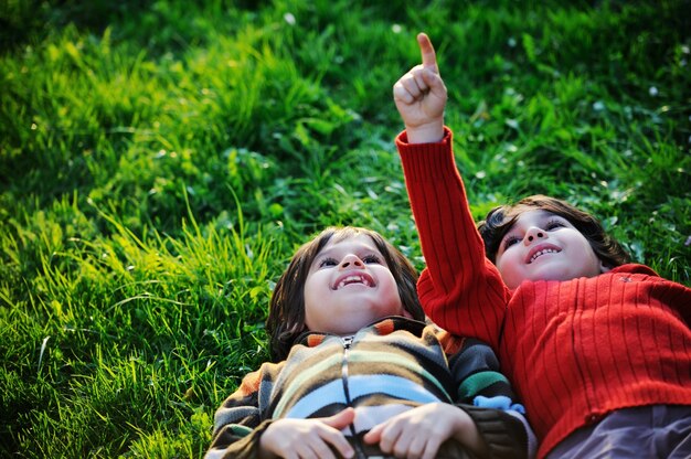 Enfant heureux, appréciant ensoleillé fin d&#39;été et journée d&#39;automne dans la nature sur l&#39;herbe verte