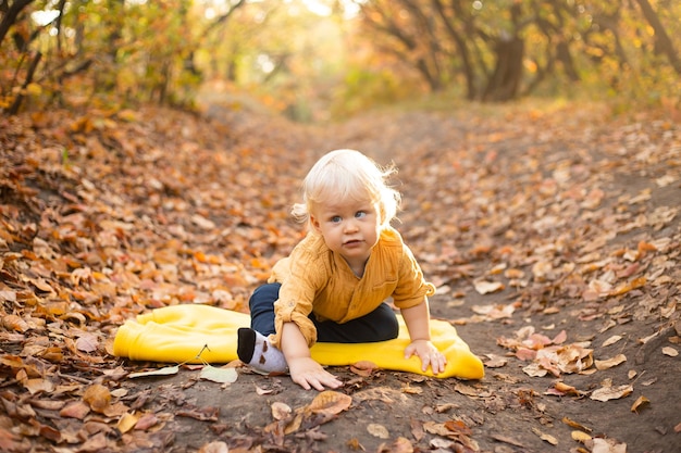 Enfant heureux avec des arbres dorés et rouges