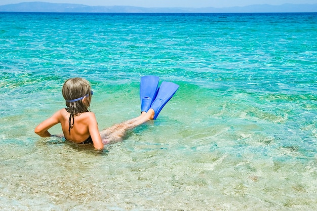 Un enfant heureux au bord de la mer en palmes vacances actives week-end vacances voyage