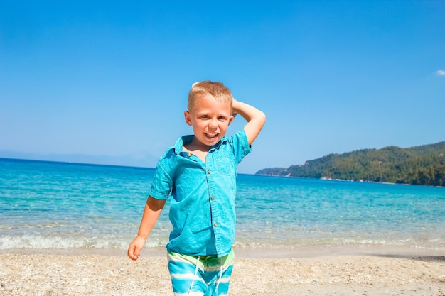 Un enfant heureux au bord de la mer en week-end nature