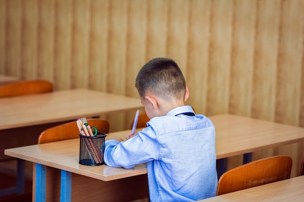 Un enfant heureux au bureau de l'école à l'école après l'école