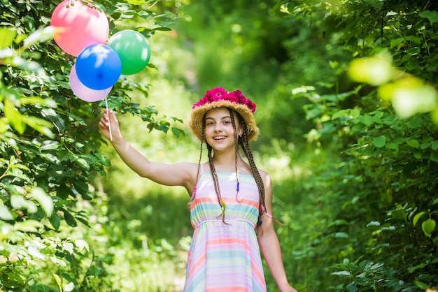 Enfant heureux au chapeau de paille Coiffure de la nature fête des mères bonne journée de la femme