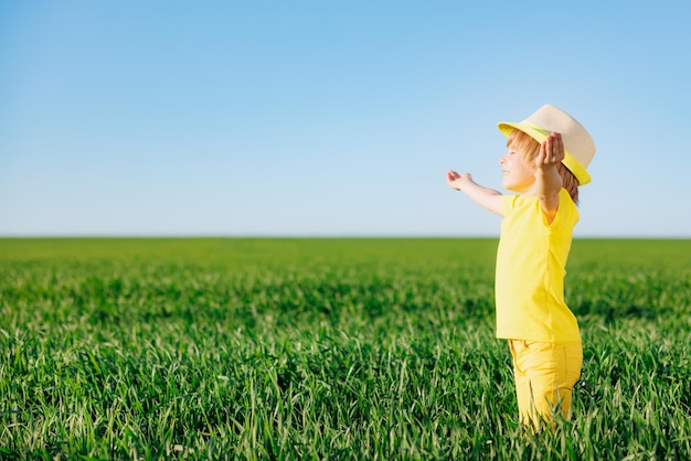 Enfant heureux au printemps en plein air