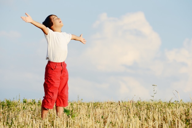 Enfant heureux sur le beau champ