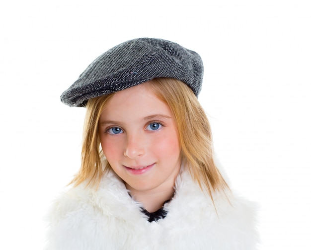 enfant heureux blond gosse fille portrait bonnet d&#39;hiver souriant