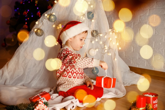 Enfant heureux avec boîte-cadeau de Noël Enfant avec un cadeau de Noël