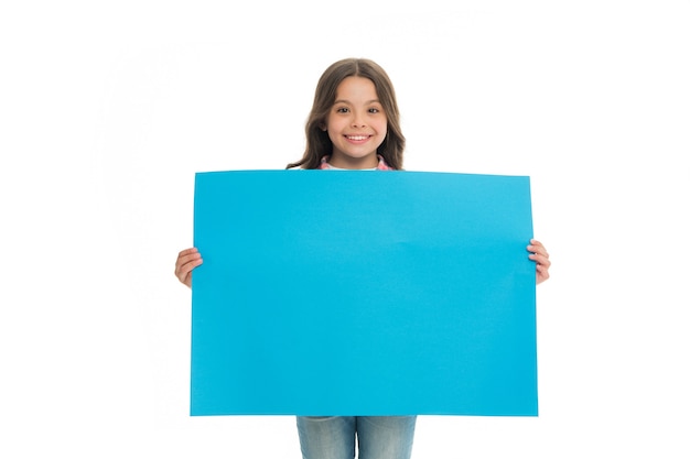 Enfant heureux avec carte promo bleu isolé sur blanc. lieu d'annonce ou d'annonce. Fille avec sourire tenir une affiche vide à vendre. Beauté souriante. Mignon et adorable. Publicité de votre produit, espace de copie.