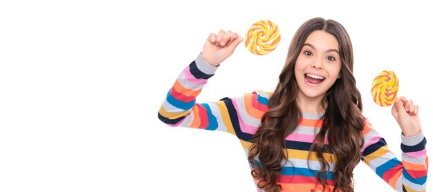 Enfant heureux en chandail coloré avec des bonbons sucette sur bâton isolé sur fond blanc doux enfant adolescent avec des bonbons affiche bannière en-tête copie espace
