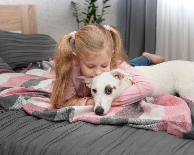 Enfant heureux avec chien. Portrait fille avec animal de compagnie. Fille et blanc Jack Russell