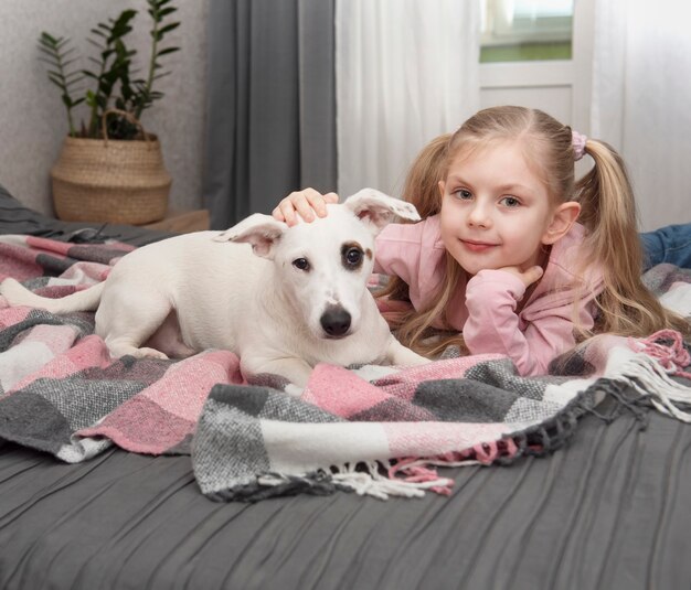 Enfant heureux avec chien