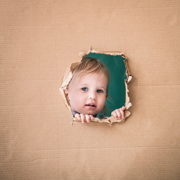 Enfant heureux en classe. Enfant drôle contre le tableau. Retour à l'école. Notion d'éducation