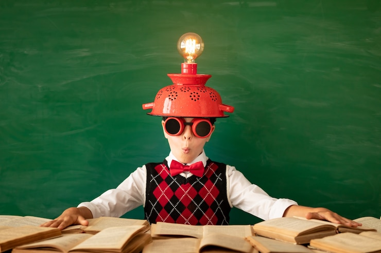 Photo enfant heureux en classe