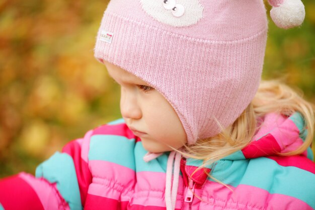 Enfant heureux dans le parc automne