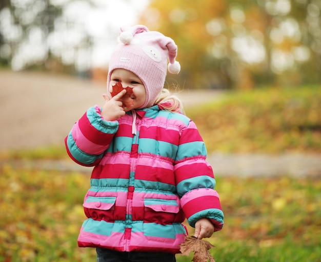 Enfant heureux dans le parc automne