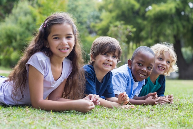 Enfant heureux dans le parc ensemble