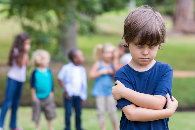 Enfant heureux dans le parc ensemble