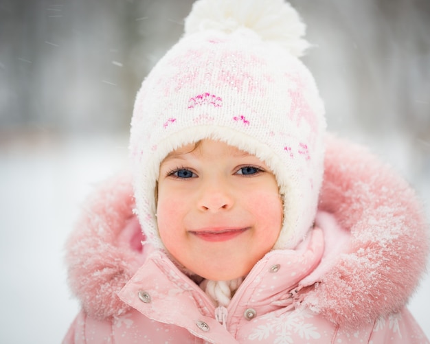 Enfant heureux dans le parc d'hiver