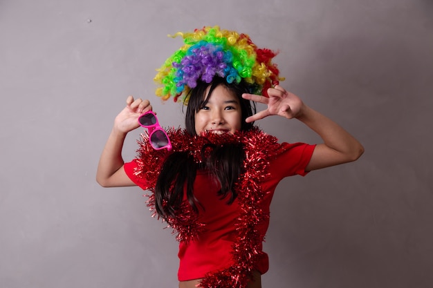 Enfant heureux dans des vêtements colorés et des lunettes roses. La journée des enfants