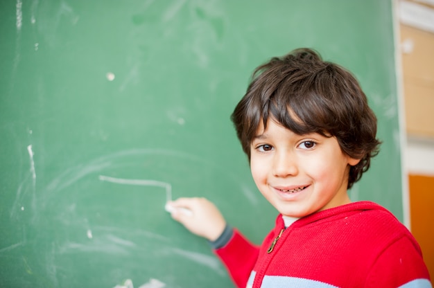 Enfant heureux à l'école