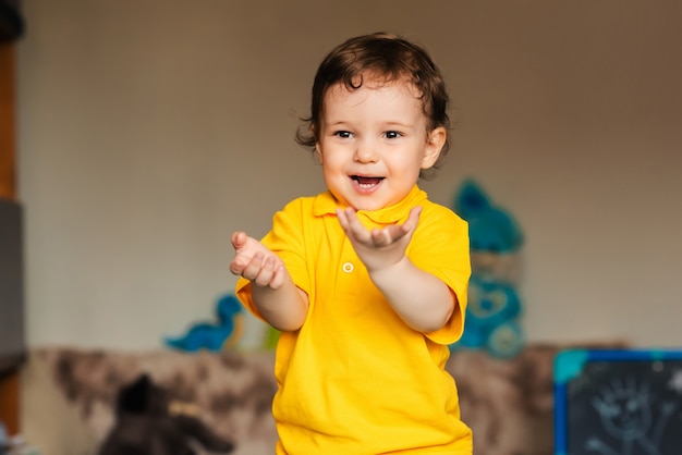 Enfant heureux émotionnel un garçon rit à la maison