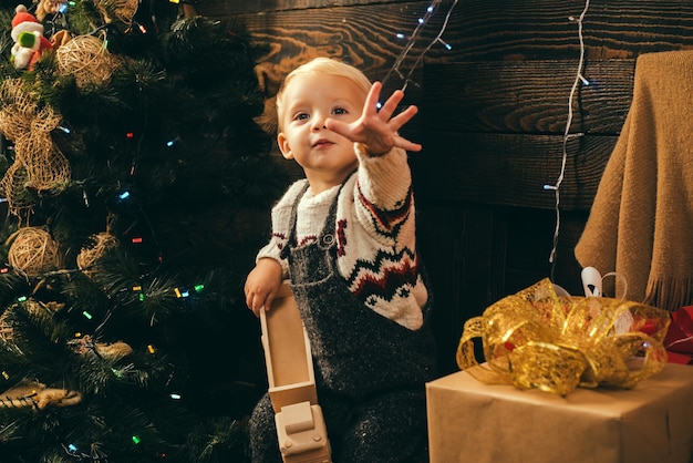Enfant heureux fille avec un cadeau de Noël Enfant de Noël