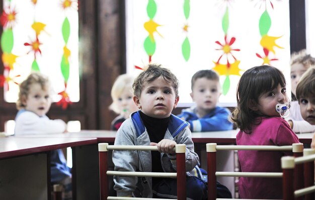 enfant heureux groupe d'enfants s'amuser et jouer à la maternelle concept d'éducation préscolaire intérieure avec enseignant