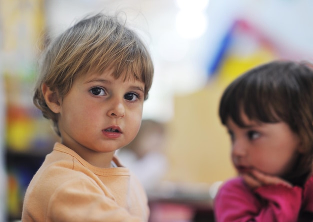 enfant heureux groupe d'enfants s'amuser et jouer à la maternelle concept d'éducation préscolaire intérieure avec enseignant