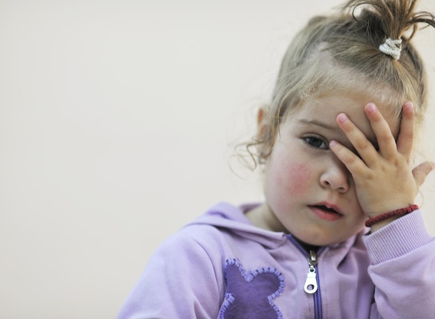 enfant heureux groupe d'enfants s'amuser et jouer à la maternelle concept d'éducation préscolaire intérieure avec enseignant