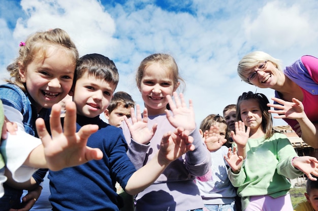 enfant heureux groupe d'enfants s'amuser et jouer à la maternelle concept d'éducation préscolaire intérieure avec enseignant