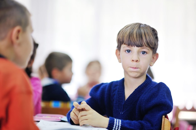 enfant heureux groupe d'enfants s'amuser et jouer à la maternelle concept d'éducation préscolaire intérieure avec enseignant