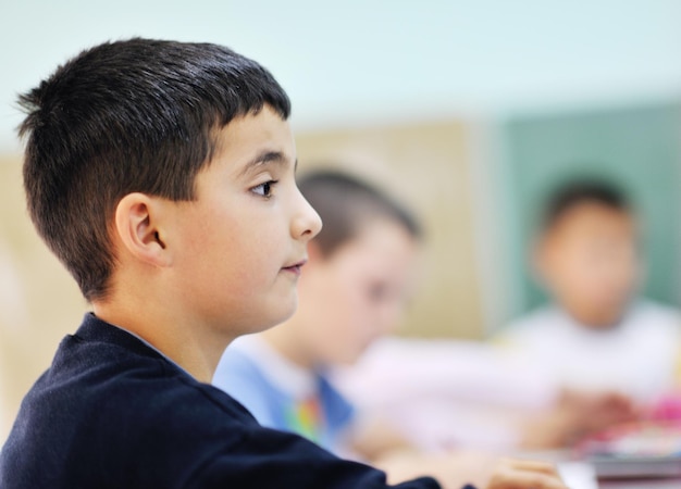 enfant heureux groupe d'enfants s'amuser et jouer à la maternelle concept d'éducation préscolaire intérieure avec enseignant