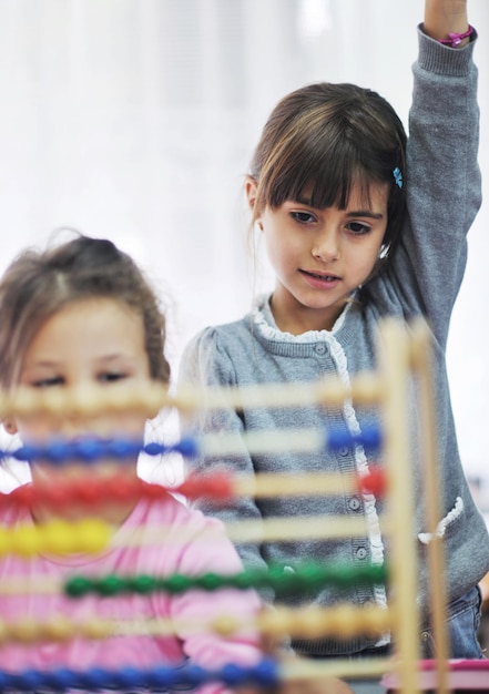 enfant heureux groupe d'enfants s'amuser et jouer à la maternelle concept d'éducation préscolaire intérieure avec enseignant