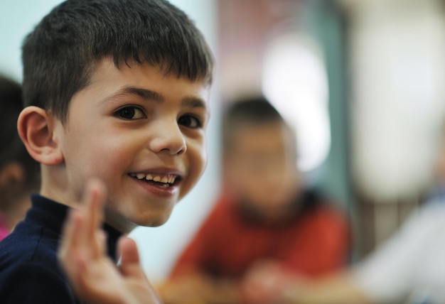 enfant heureux groupe d'enfants s'amuser et jouer à la maternelle concept d'éducation préscolaire intérieure avec enseignant