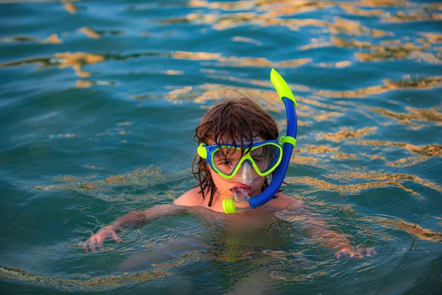 Enfant heureux jouant dans la mer Enfant faisant de la plongée avec tuba dans l'océan