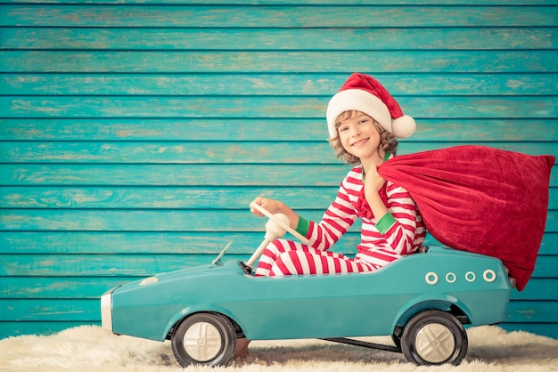 Enfant heureux jouant à la maison