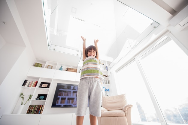 Enfant heureux à la maison avec les mains