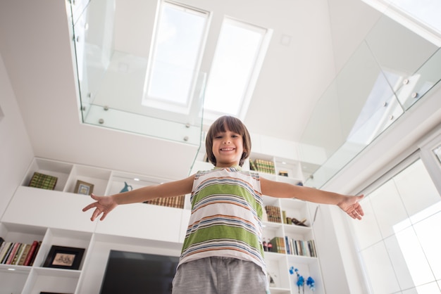 Enfant heureux à la maison avec les mains