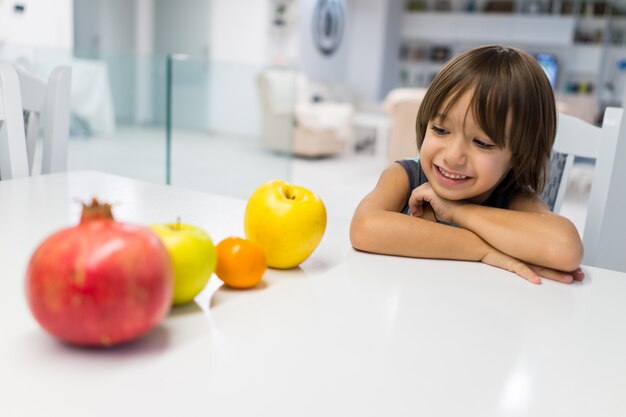 Enfant heureux à la maison