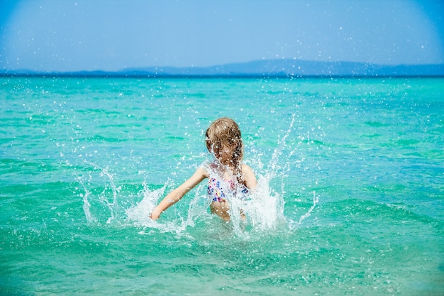 Un enfant heureux en mer en Grèce joue dans la nature