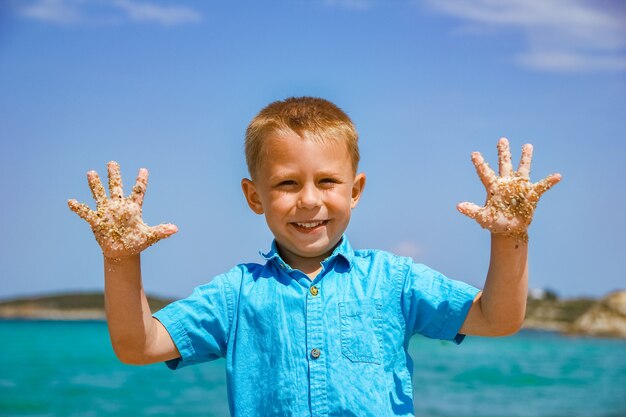 Enfant heureux en mer en Grèce