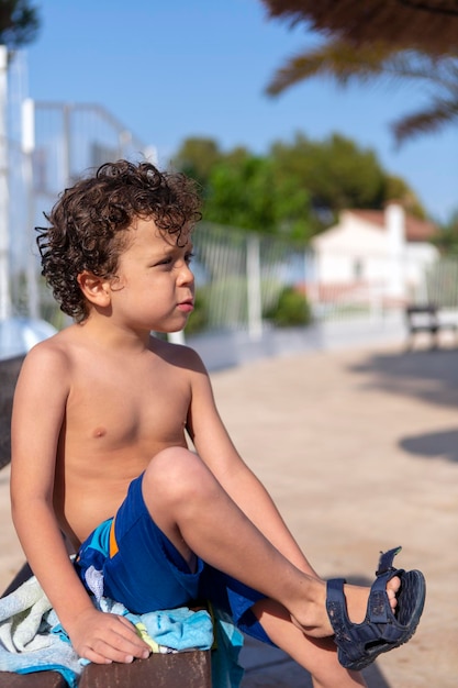 Enfant heureux mignon juste hors de la piscine